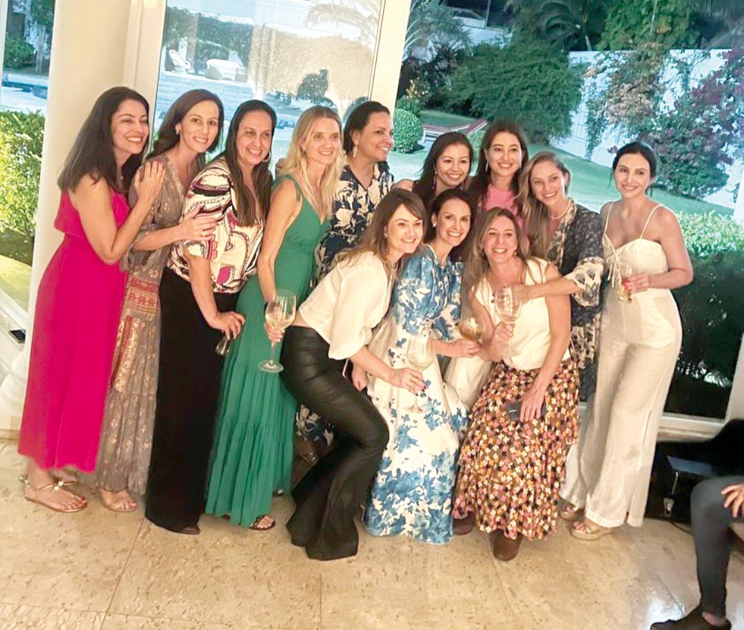 Renatinha com elenco de amigas chez Rita Guido (Foto/Reprodução)