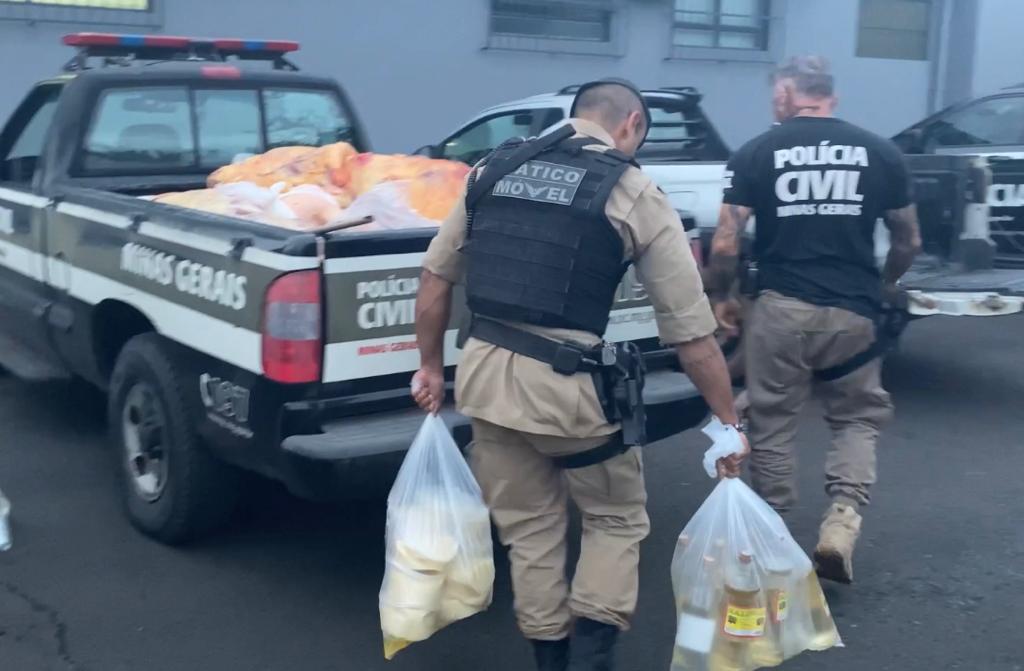 Policiais militares e civis apreendem produtos considerados fora de qualidade para o consumo e que estavam à venda no estabelecimento (Foto/Divulgação)