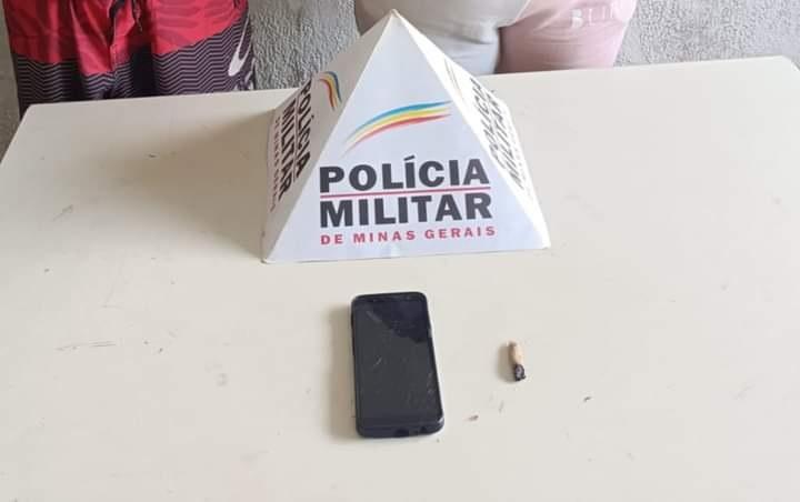Aparelho celular e cigarro de maconha que era fumado pela mulher no momento da abordagem após o furto (Foto/Divulgação)