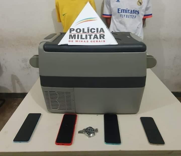 Com os suspeitos foram encontrados celulares, inclusive o roubado do motorista, e outros objetos, também frutos de crimes (Foto/Divulgação)