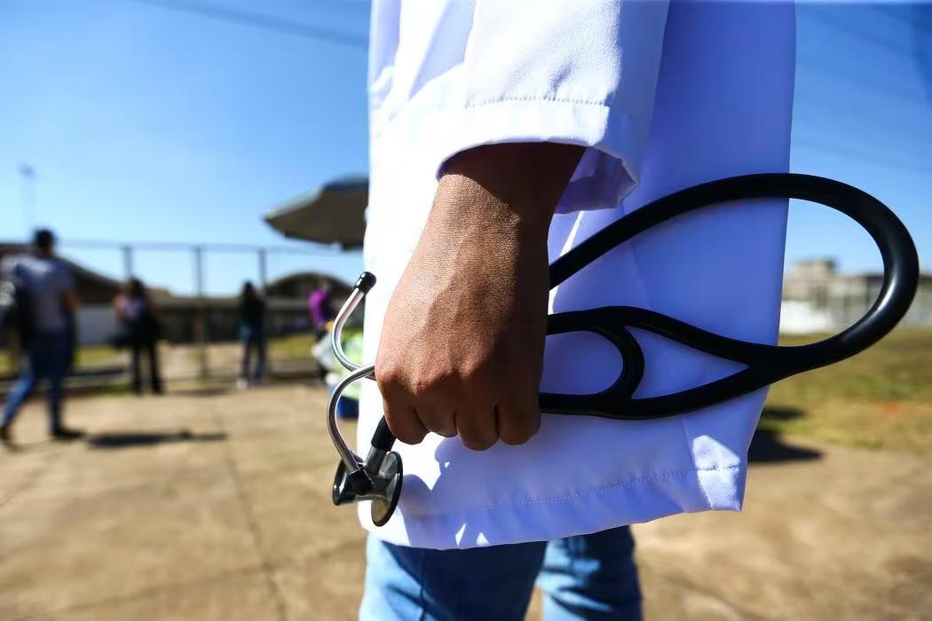 Na imagem, um estudante segurando um estetoscópio (Foto/Marcelo Camargo/Agência Brasil)