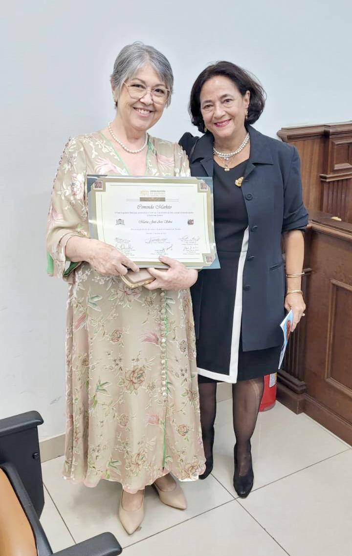 Maria José Aris Silva, uma das homenageadas que faz alta-costura em Uberaba, ao lado de Mônica Resende, irmã de Markito (Foto/Reprodução)