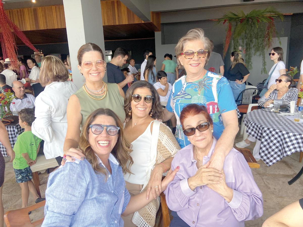 Ana Paula Sabino, Cristiana Musa, Lelia Bruno, Dulce Ana Cavalcanti e Ana Dulce Cavalcanti no evento em homenagem às Mães organizado pelo Jockey Club (Foto/Paulo Lúcio)