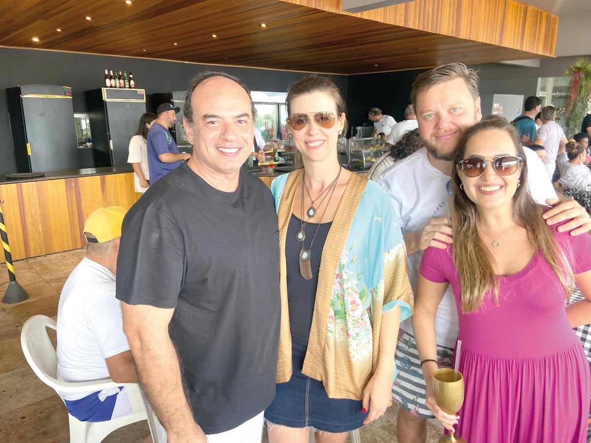 Fabiano Cavalcanti, Daniela Gerolim, Ana Cristina Barcelos e Edgar Xavier no domingo especial que o Jockey preparou para as Mães (Foto/Paulo Lúcio)