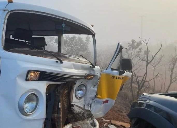 O motorista da Kombi tentou fazer uma conversão à esquerda e, por causa da neblina, não conseguiu ver a caminhonete (Foto//Divulgação)