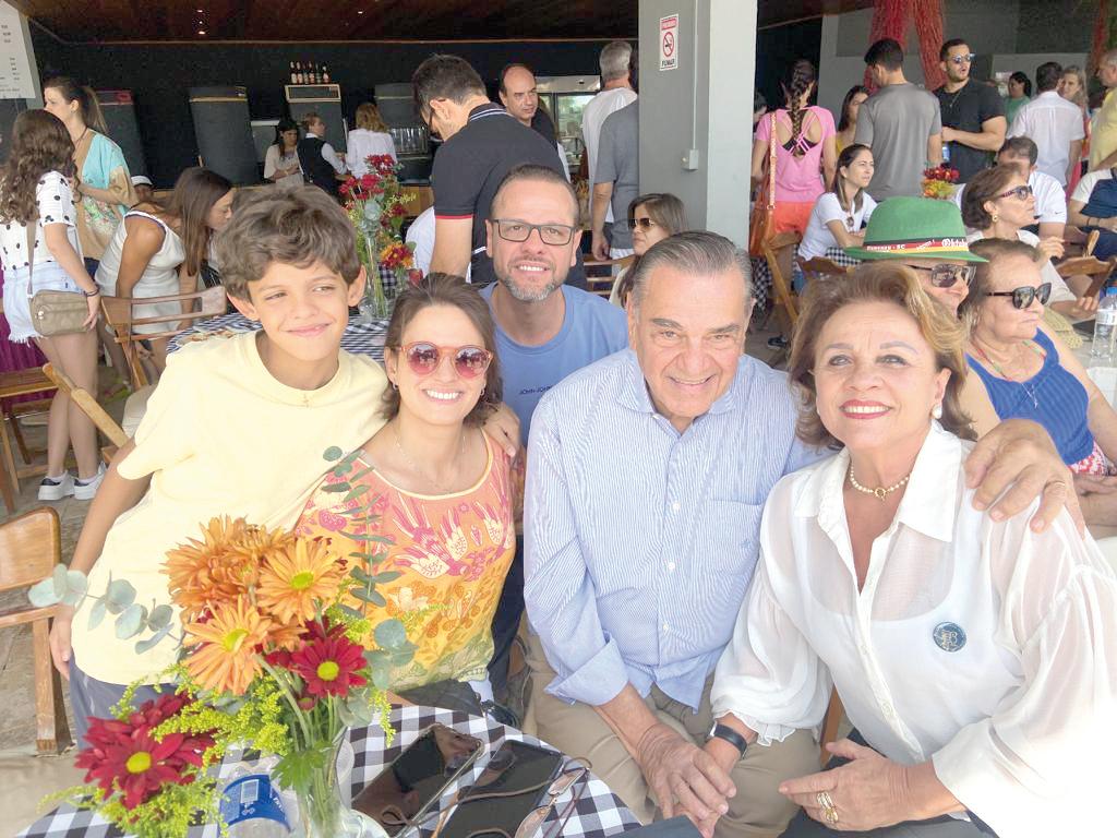 Dia das Mães, comemorado no ultimo fim de semana, levou as famílias joqueanas para curtir uma tarde gostosa no clube. Renato e Beatriz foram aproveitar o dia em família (Foto/Paulo Lúcio)