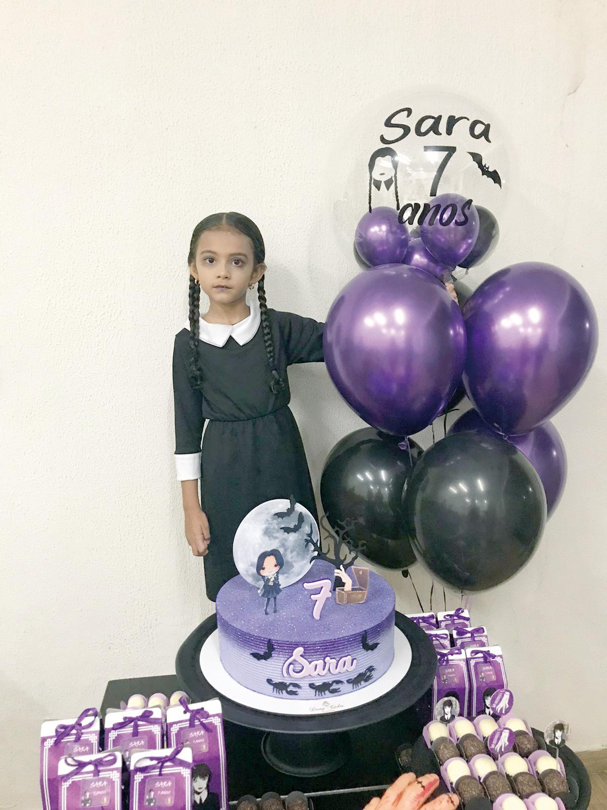 Sara Passos faz 7 anos e para comemorar seu aniversário encarou a sua personagem favorita Vandinha! ()