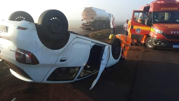 O carro ficou com as rodas para cima, enquanto o motorista sofreu apenas ferimentos leves e dispensou atendimento médico-hospitalar (Foto/Divulgação)