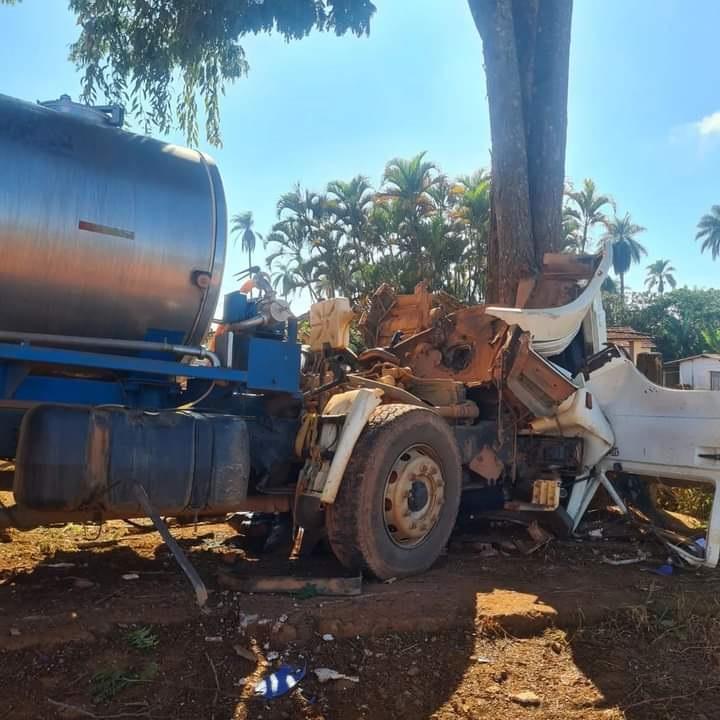 O caminhão ficou com a cabine destruída após colisão em árvore na estrada que dá acesso à localidade denominada “Engenho Velho” (Foto/Divulgação)