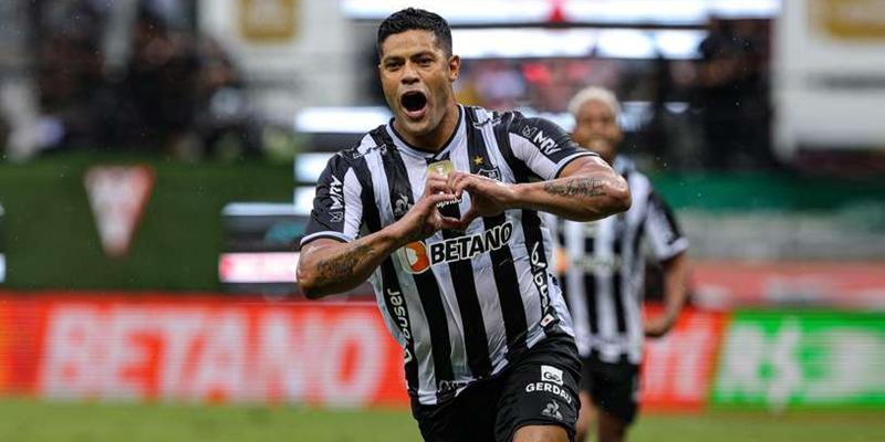 Hulk, Hulk, sempre ele, com um petardo de falta, levou o Galo á vice-liderança provisória do Campeonato Brasileiro (Foto/GILSON JUNIO/W9 PRESS/Gazeta Press - Terra)