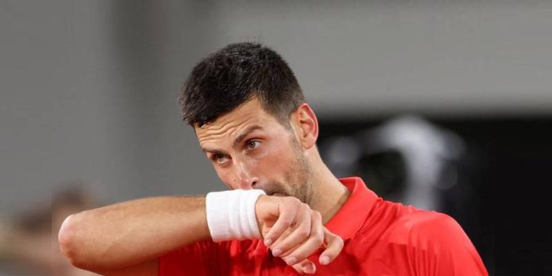 Djokovic ultrapassou Rafael Nadal neste domingo ao garantir classificação no confronto contra o peruano Juan Pablo Varillas (Foto/Reuters/Yves Herman)