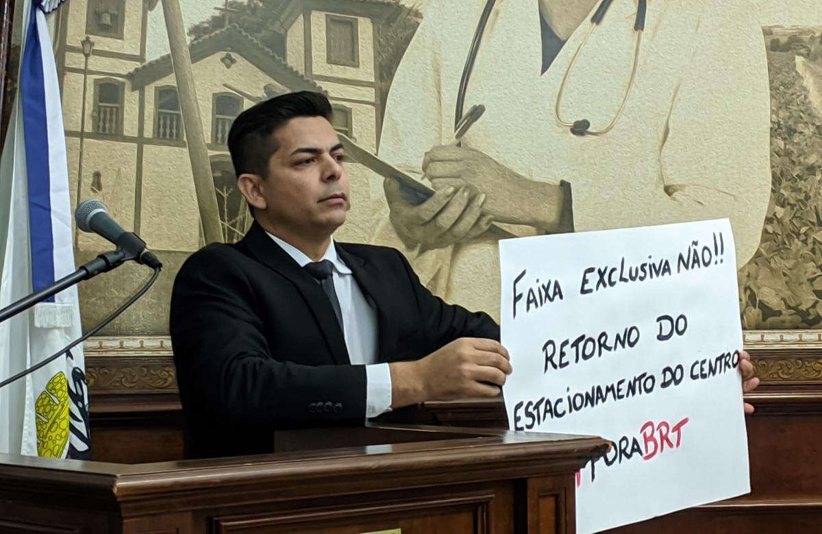 Vereador Fernando Mendes protesta em plenário contra o BRT em Uberaba (Foto/Reprodução)