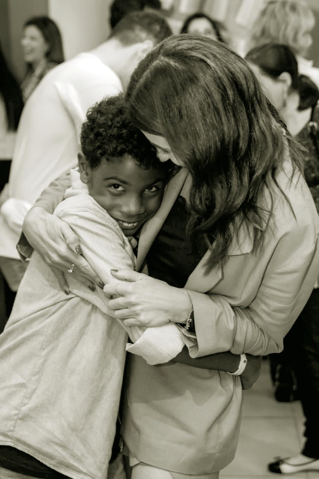 Dudu e a mãe, Jussara Marra, no lançamento do livro dela, na semana passada (Foto/Re Pinheiro)