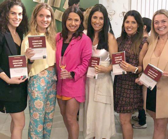 a Vanessa de Oliveira, Ana Beatriz Guido, Raquel Martins, Erlana Veras e Neiva Temporim, prestigiando a estrela da noite (Foto/Re Pinheiro)