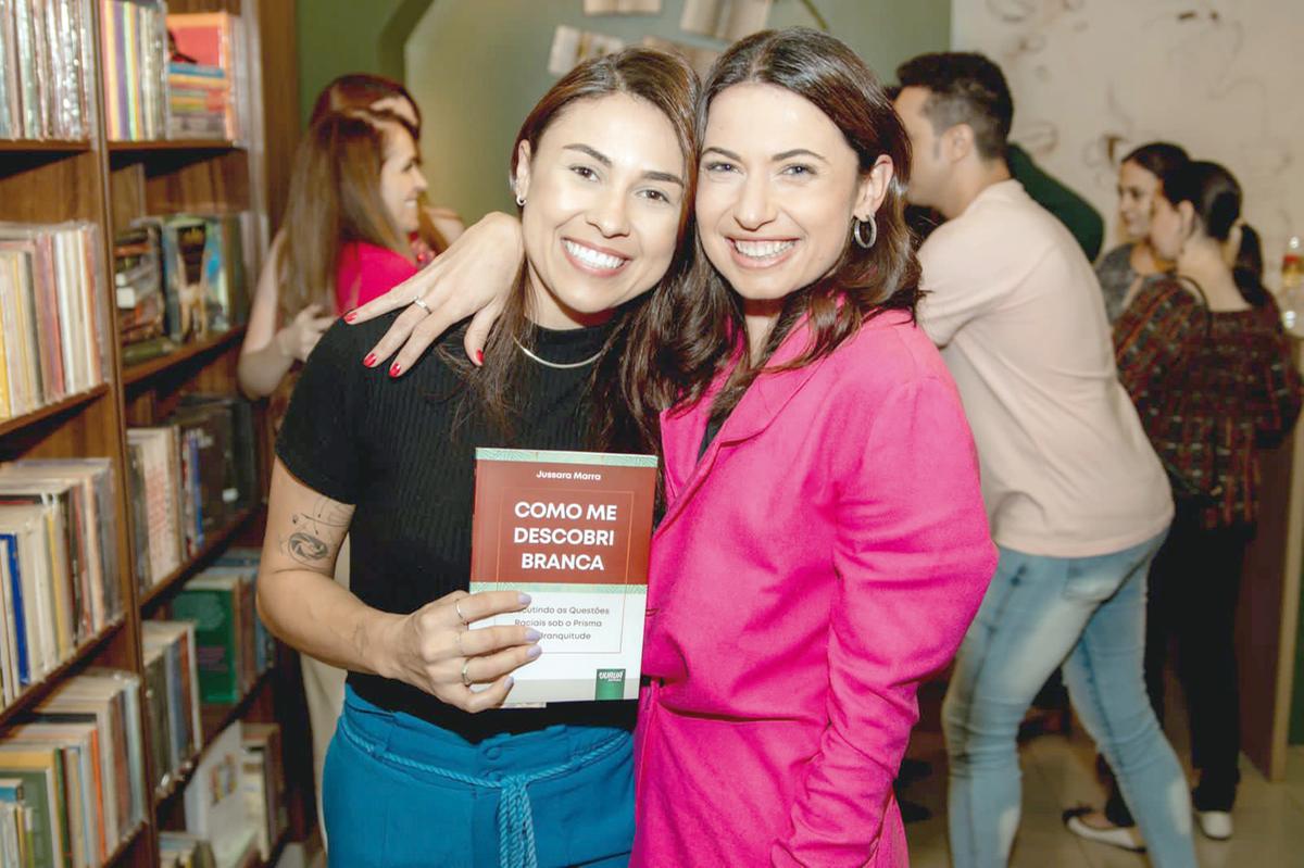 Dona dos melhores e mais lindos registros, a fotógrafa Re Pinheiro, com Jussara Marra (Foto/Re Pinheiro)