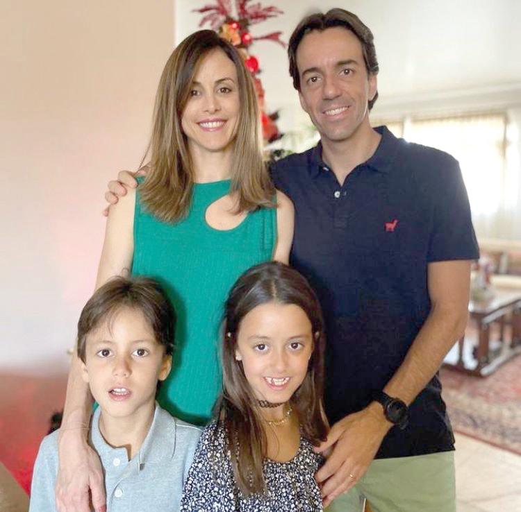 É de morrer de orgulho. O uberabense Dr. João Ricardo Cordeiro Fernandes foi eleito presidente do Departamento de Cardiologia Clínica pela Sociedade Brasileira de Cardiologia; na foto, ao lado da esposa, Luciana Savilotto, e dos filhos Lucas e Luísa (Foto/Divulgação)