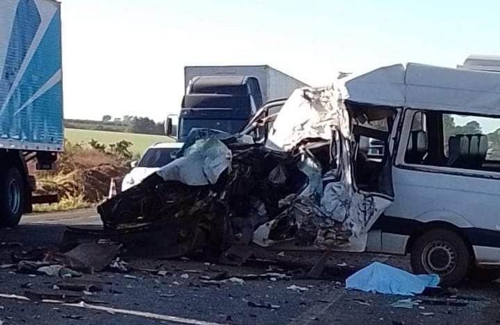 A van ficou destruída após a colisão com o caminhão, próximo ao trevo da cidade de Perdizes, entre Santa Juliana e Araxá (Foto/Divulgação)