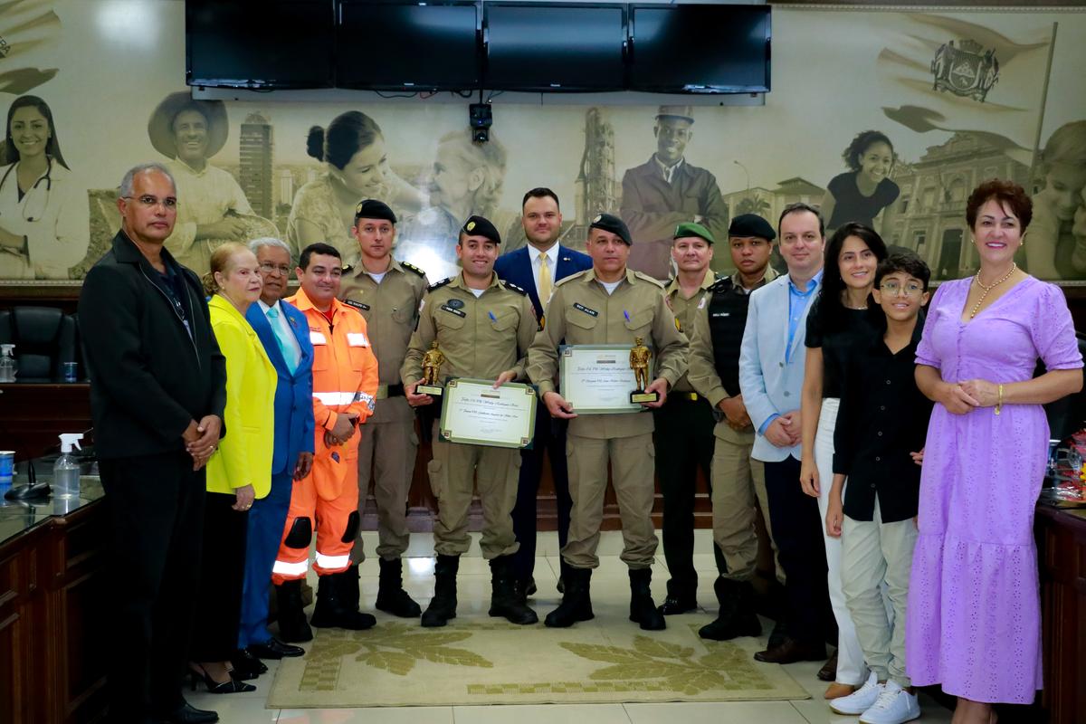 1º tenente Guilherme Augusto da Silva e o 3º sargento Alan Kleber Rodrigues receberam ontem o troféu, durante solenidade no Plenário da Câmara (Foto/Divulgação)