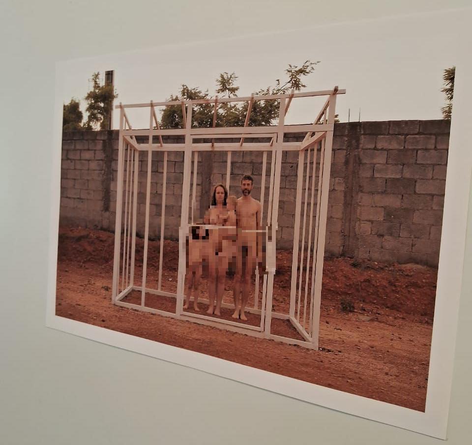 Quadro com foto de família nua gera polêmica em Uberaba