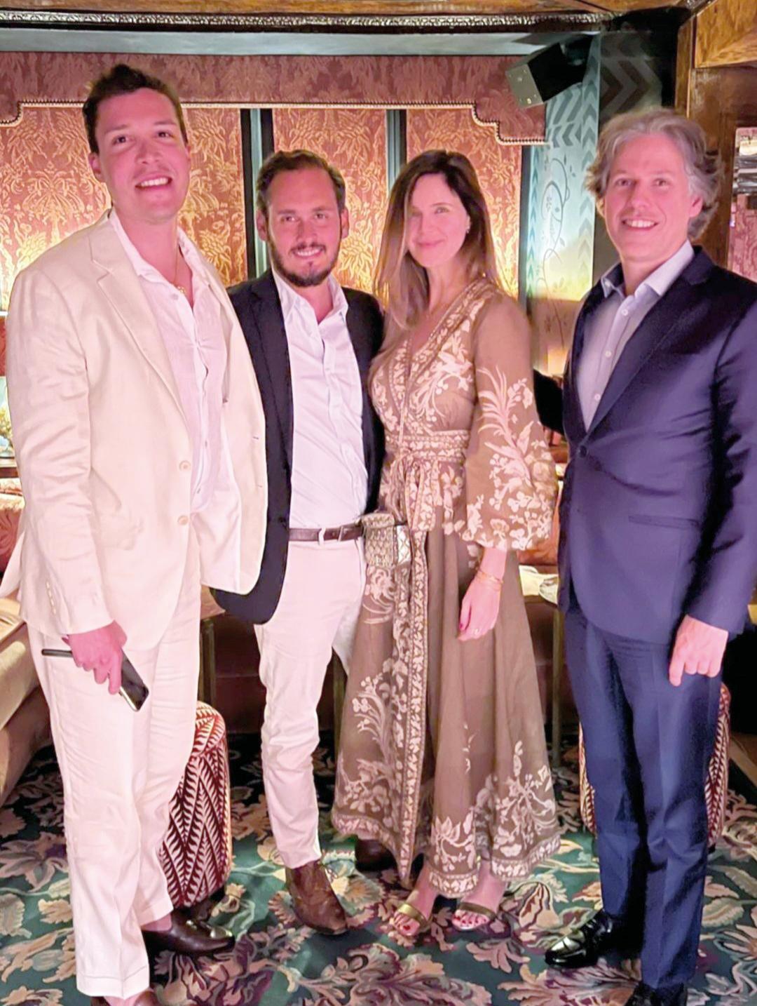 Rodrigo Viana, Eduardo Cançado Oliveira, Isabella Lucas e o cirurgião plástico Marcelo Araújo, em Versailles (Foto/Divulgação)