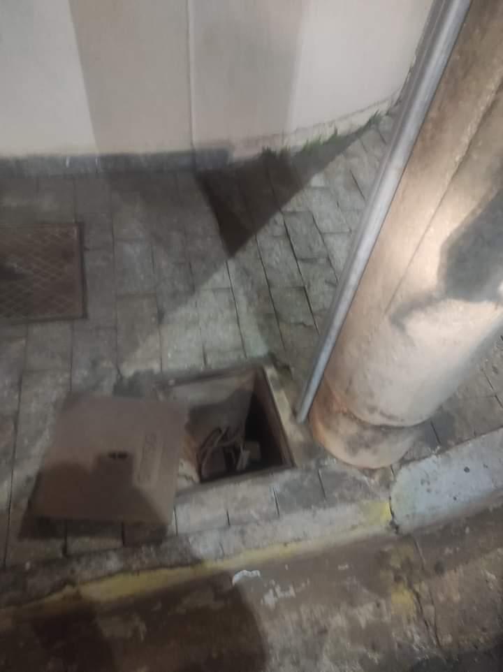 Caixa de passagem aberta na base do poste de iluminação, onde o suspeito furtava fiação elétrica, quando foi flagrado por bombeiro militar (Foto/Divulgação)