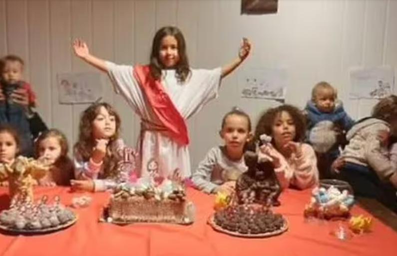 A pequena Giulia e seus amigos no aniversário com tema "Jesus" (Foto/Reprodução/Twitter)