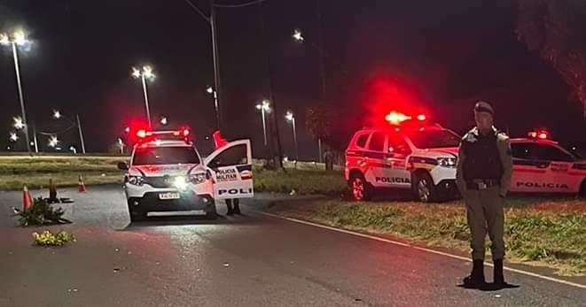 Polícia Rodoviária Federal e concessionária controlaram o trânsito no local onde o homem foi a óbito após ser atingido por carreta (Foto/Divulgação)