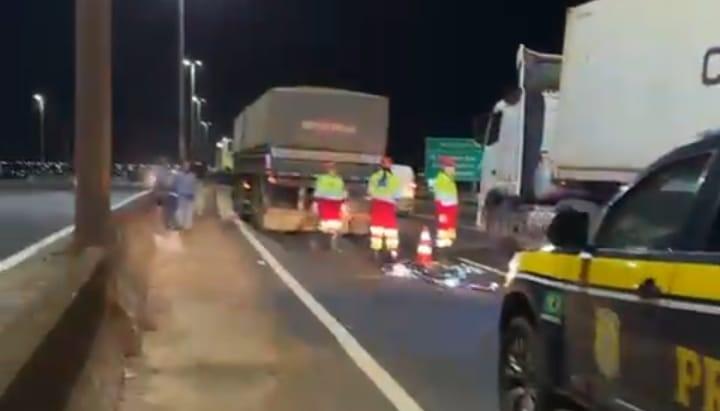 Polícia Rodoviária Federal e concessionária controlaram o trânsito no local onde o homem foi a óbito após ser atingido por carreta (Foto/Divulgação)