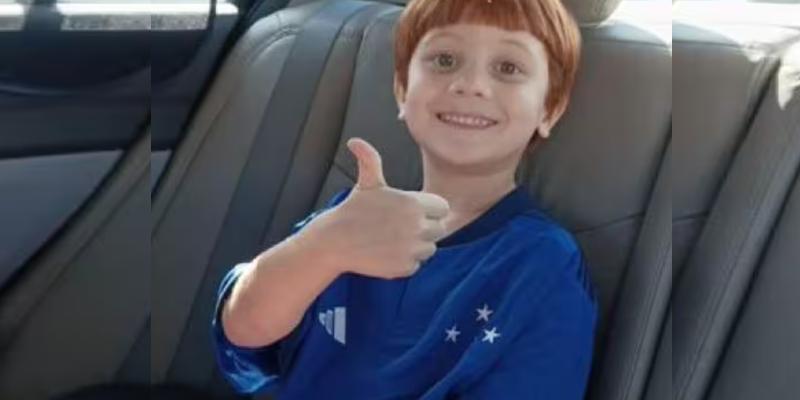 Augusto posa para foto, todo feliz, já com a camisa do Cruzeiro (Foto/Arquivo Pessoal)