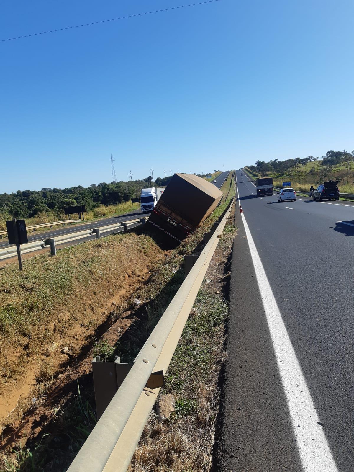 Para realizar a remoção do veículo tombado, foi necessária a interdição total da pista no sentido sul (Foto/PRF)