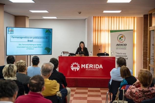 Professora Fernanda Rodrigues Soares durante evento da Rede Iberoamericana de Farmacogenética, na Espanha (Foto/Divulgação)