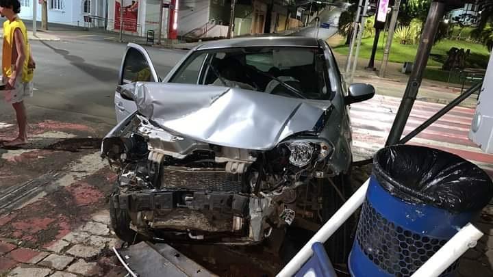 O Fiat Palio ficou com a frente destruída após a colisão com a Strada, ocorrida no cruzamento da Leopoldino com a praça do Mercadão (Foto/Divulgação)