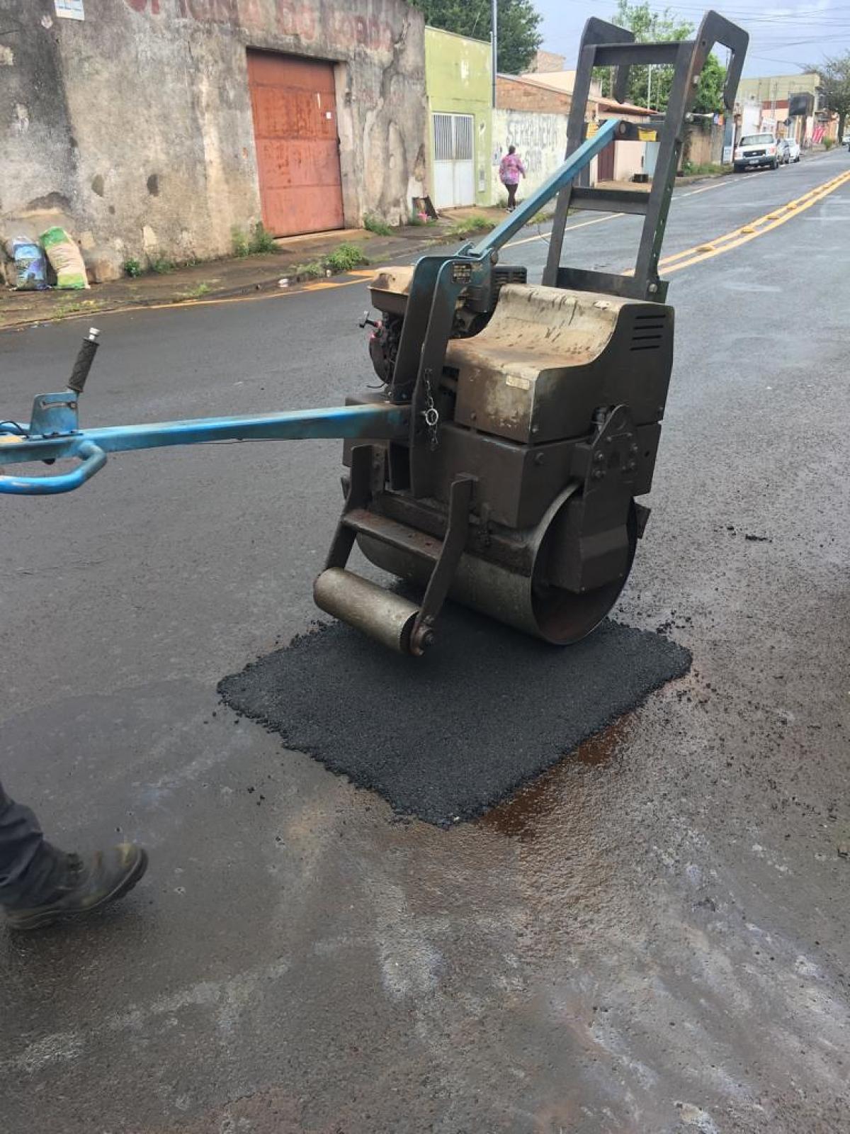 Tapa-buracos em Uberaba (Foto/Divulgação PMU)