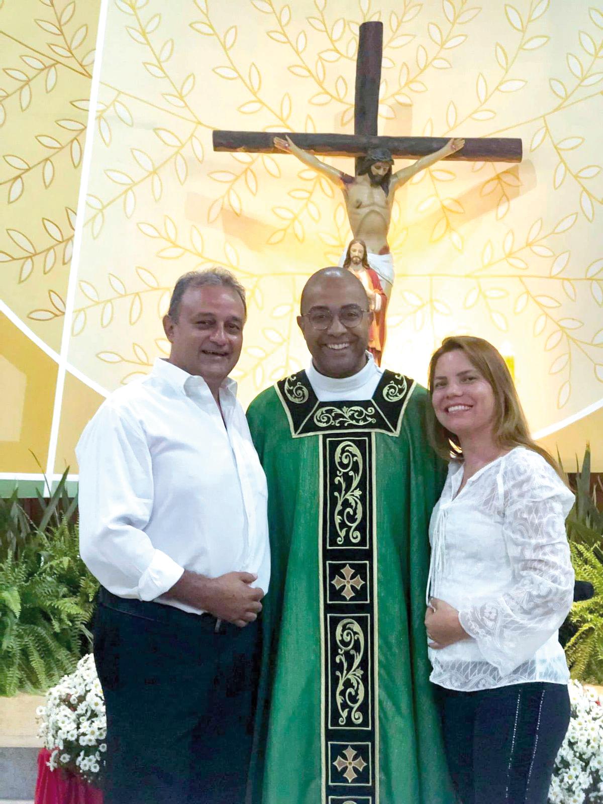 Padre Fabiano com o casal Leila Mara e Edy Alves, que reafirmaram o amor em emocionante celebração de suas bodas de prata no último fim de semana (Foto/Divulgação)