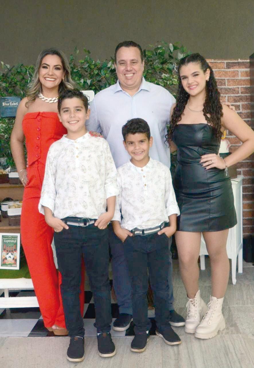 O casal aniversariante com os filhos Júlia, Lucas e Henrique (Foto/Giselle Silva)