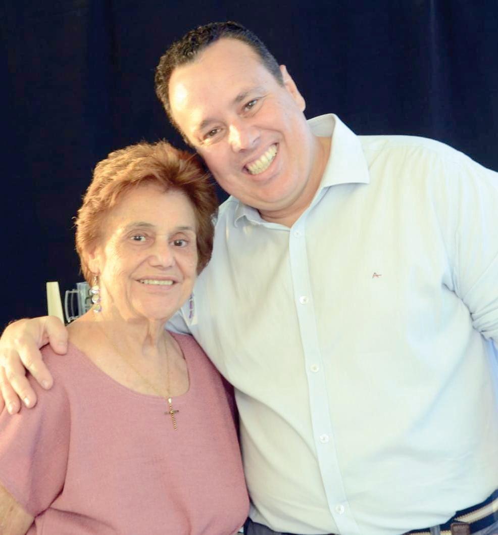 Carlos Henrique, recebendo o carinho da mãe, Dona Clarisse de Pádua (Foto/Giselle Silva)