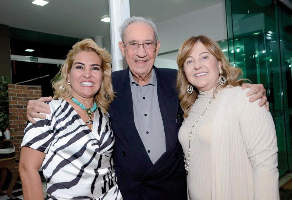 A mãe da aniversariante, Alci Cabral, bem recebendo os padrinhos de Naiara, Cidinha Coimbra e Gilberto Rezende (Foto/Giselle Silva)