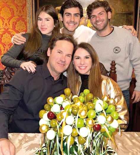 Quem também completou mais um ano de vida foi Paulo Queiroz, que reuniu a família em Campos do Jordão; na foto, ao lado da esposa, Dra. Daniele Salomão, e dos filhos Carol, Rafael e Henrique (Foto/Divulgação)