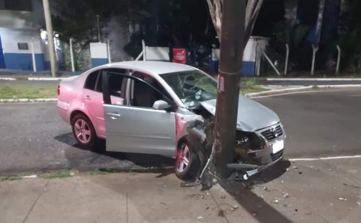 O carro ficou com a frente destruída e o poste, danificado, mas o motorista não foi localizado (Foto/Divulgação)