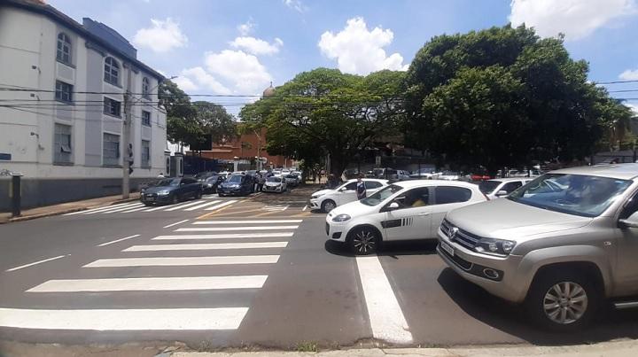 Em 2022, a Prefeitura de Uberaba mudou o sentido da sinalização de "pare" para a portaria da escola, mas voltou atrás após duras críticas dos motoristas (Foto/Arquivo)