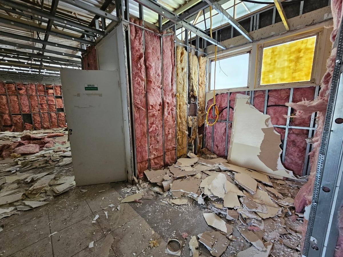 No momento, a construtora realiza a instalação elétrica e a reconstrução das paredes de drywall (Foto/Divulgação)