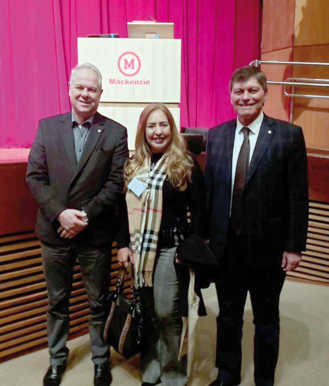 Doutora Nilda Frazão durante o Congresso de Cosmovisão Cristã, ladeada por André Ricardo de Almeida Ribeiro, da Diretoria de Estratégia e Negócios, e pelo reitor da Universidade Mackenzie, dr. Milton Flávio Moura (Foto/Reprodução)