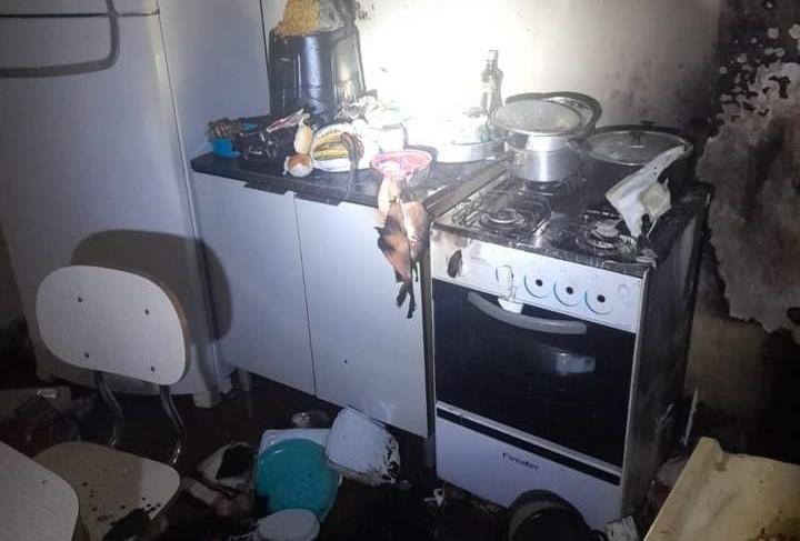 A cozinha da casa ficou danificada com o incêndio, cuja origem pode ser um vazamento de gás (Foto/Divulgação)