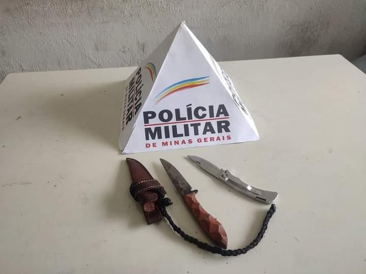 Com os suspeitos foram apreendidos dois canivetes, que poderiam ser usados na agressão contra o estudante, que foi protegido pelo diretor e professores da escola (Foto/Divulgação)