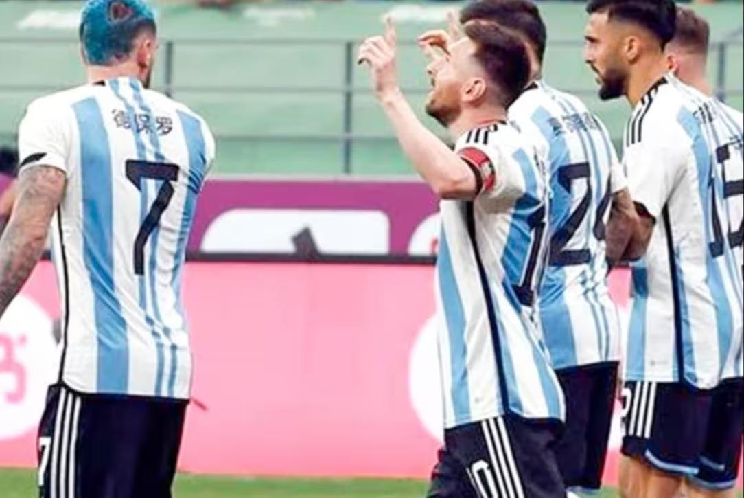 Messi comemora com os companheiros após abrir o placar na vitória sobre a Austrália (Foto/Instagram @afaseleccion/Divulgação)