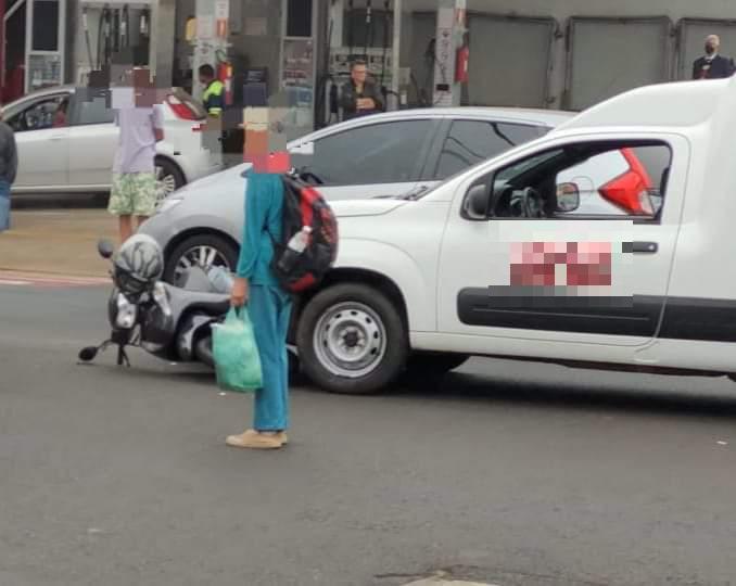 A moto ficou debaixo do carro e a sua condutora sofreu fratura em uma das pernas e foi levada ao Hospital de Clínicas em estado grave (Foto/Divulgação)