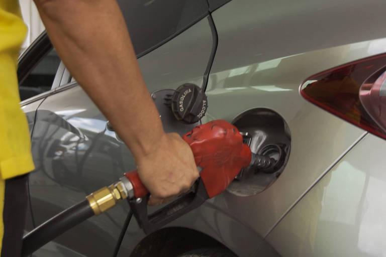 O preço médio da gasolina nos postos da cidade permaneceu em R$5,22 e nas estradas, em R$5,23, enquanto o diesel apresentou leve queda (Foto/Reprodução)