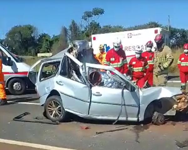 Com a colisão, o carro ficou destruído e o motorista, com o corpo preso às ferragens, teve morte instantânea (Foto/Reprodução)