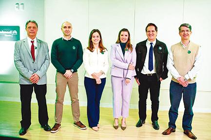 Com auditório lotado, a diretoria presidida pelo médico Djalma Abrão Júnior comemorou os 52 anos da Unimed Uberaba nessa segunda-feira, durante café da manhã. Da esquerda para a direita na foto, os diretores Ricardo Soffiatti, Alcino Reis Mendes e Giovanna Prata, a prefeita Elisa, o presidente Djalma Júnior e o diretor Reynaldo Miranda (Foto/Divulgação)