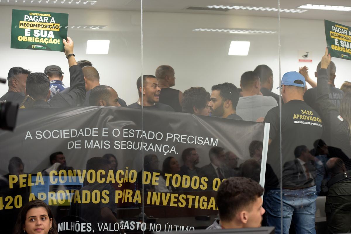 Profissionais da Segurança lotaram as galerias do plenário onde acontecia a sabatina com os integrantes do Governo Estadual na Assembleia   (Daniel Protzner/ALMG)